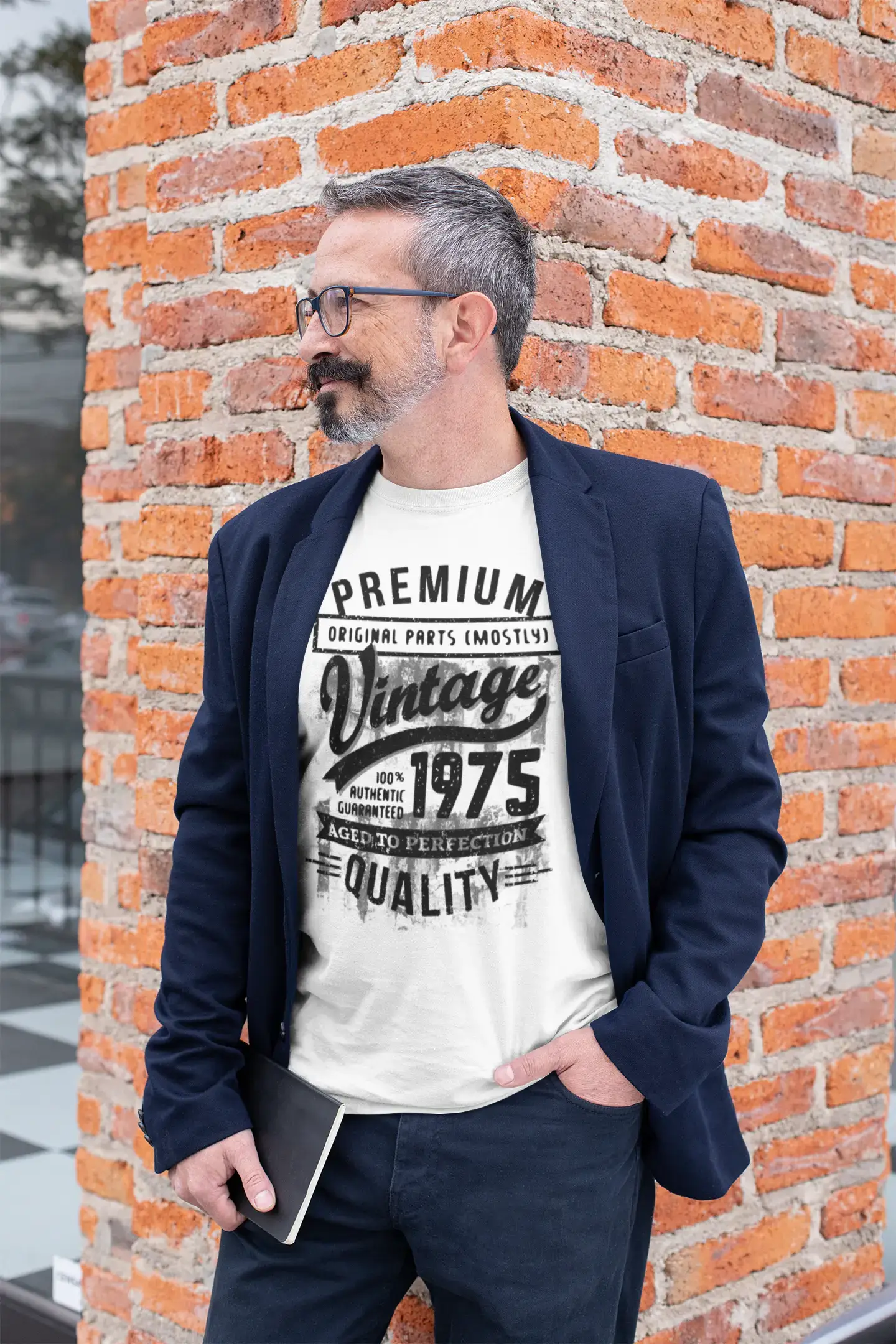 ULTRABASIC - Graphic Men's 1975 Aged to Perfection Birthday Gift T-Shirt